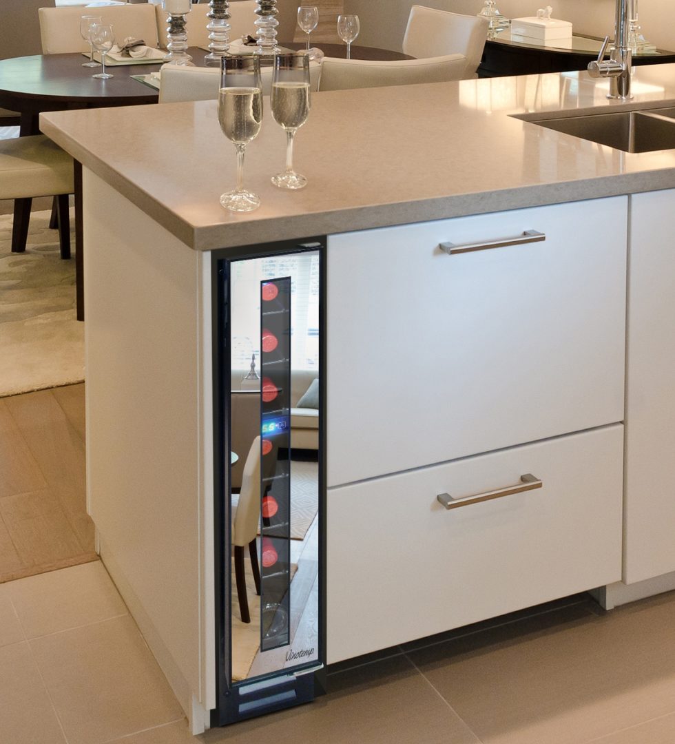INSPIRED BY EUROPEAN DESIGN VINOTEMP’S 7BOTTLE MIRRORED WINE COOLER PROVIDES A SIMPLE, SPACE