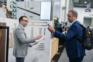 Ongoing discussion of an Exhibitor and an Attendee in certain product.
