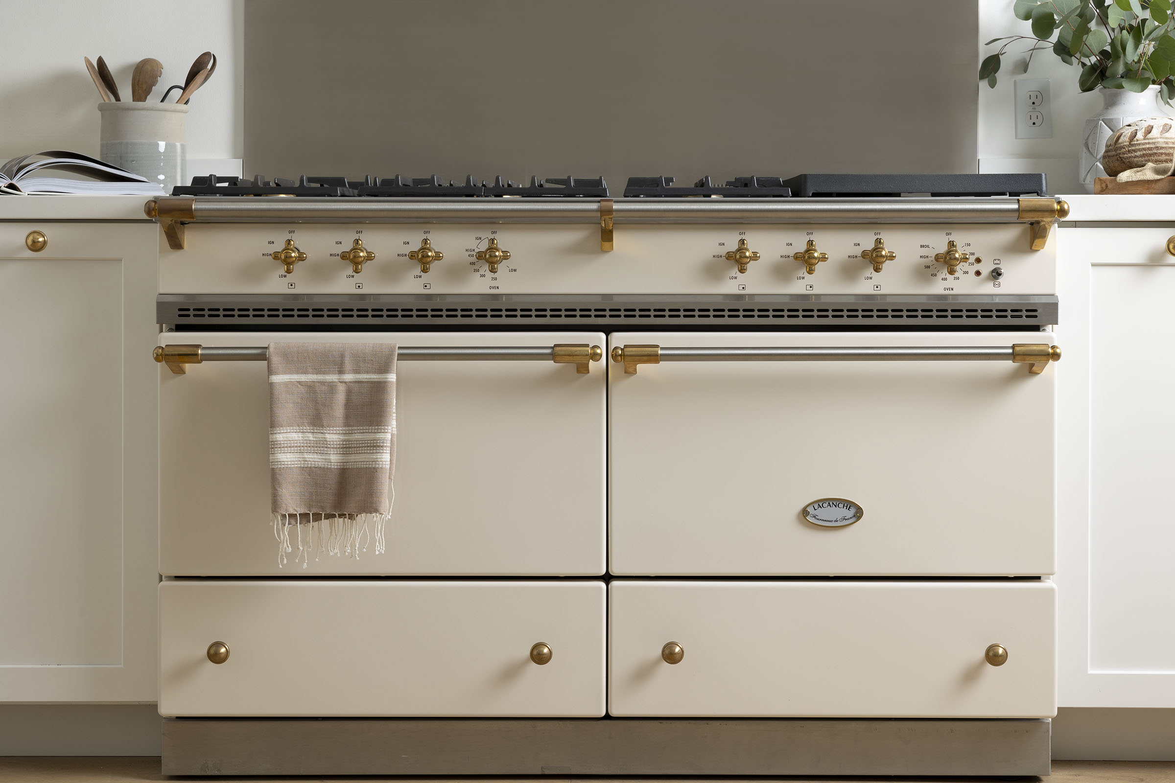 1b.-Sully_Close-Up-of-Face_Ivory_Brass_LA-Showroom-09-10-2025-14_22_44_866-1-copy