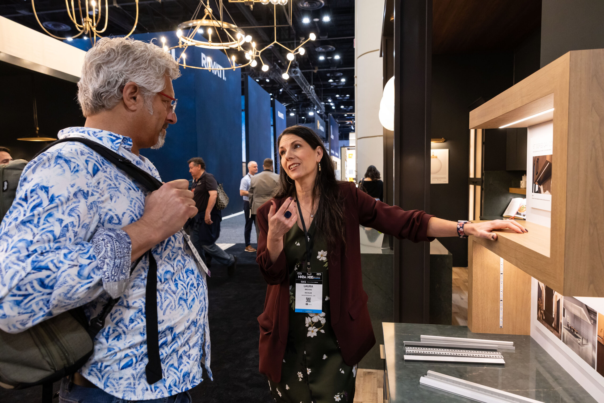 An exhibitors shows his product to an attendee at KBIS 2024